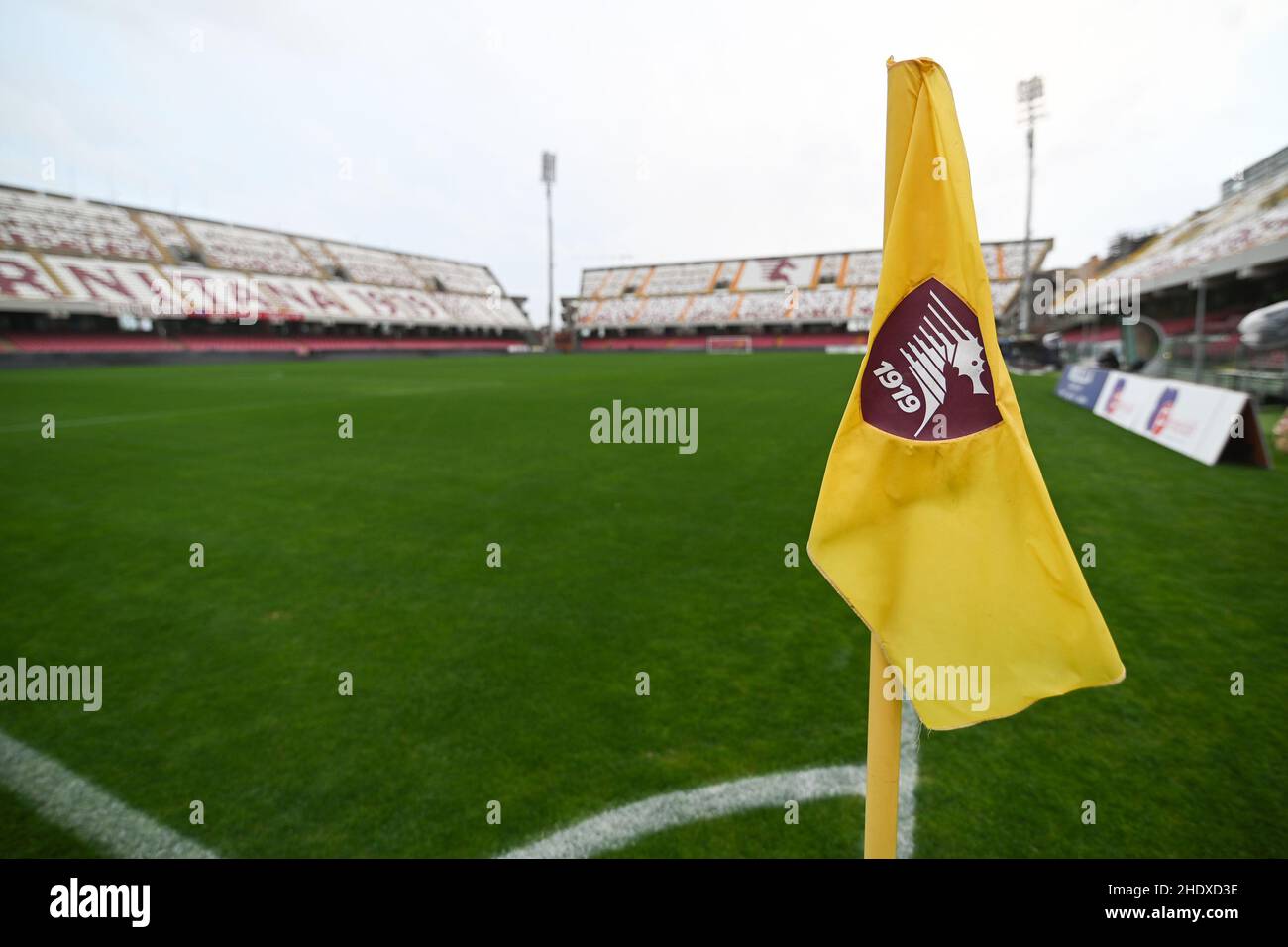 SALERNO, ITALIEN - 06. JANUAR: Die Eckflagge mit dem US-Salernitana-Emblem vor dem Serie-A-Spiel zwischen der US-Salernitana und dem FC Venezia im Stadio A Stockfoto