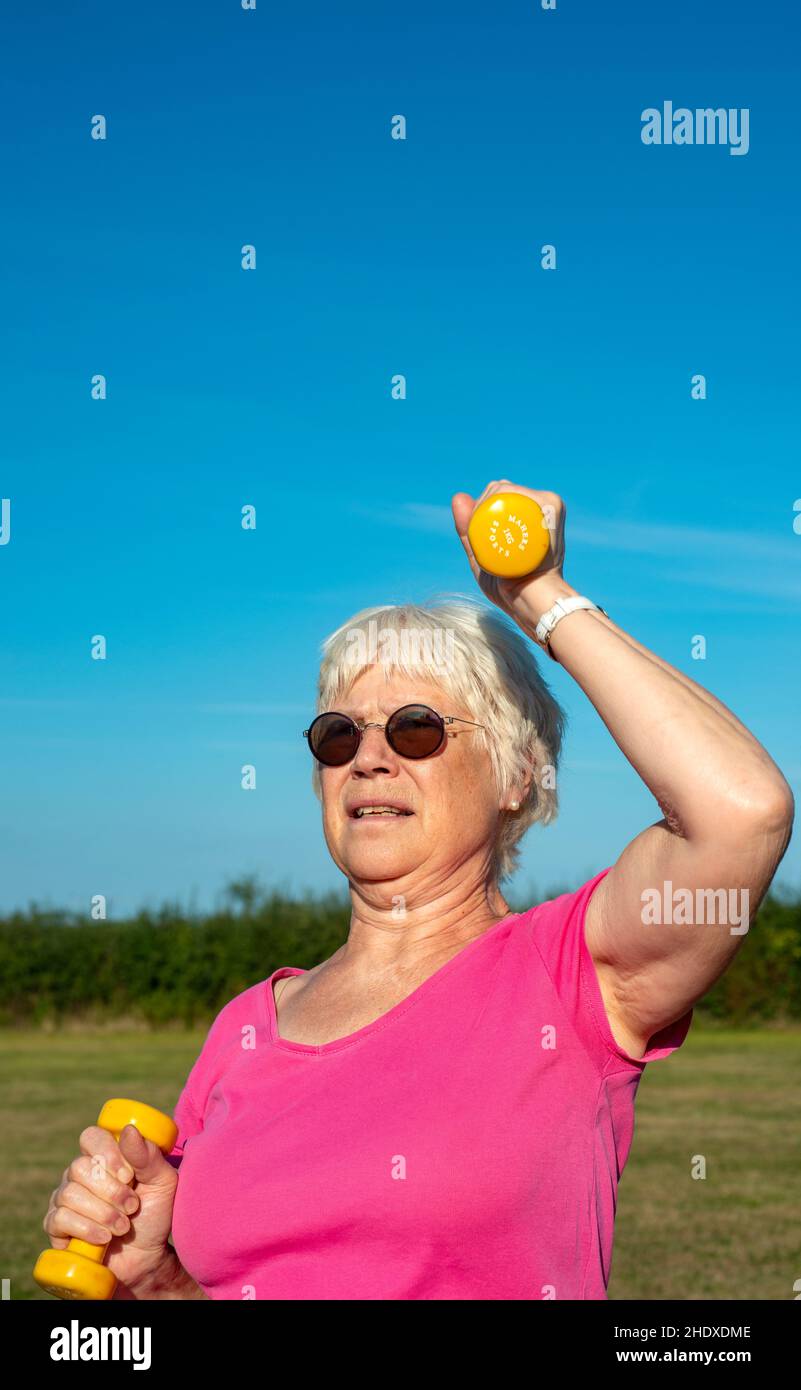 Frau in den Sechzigern hält sich fit Stockfoto
