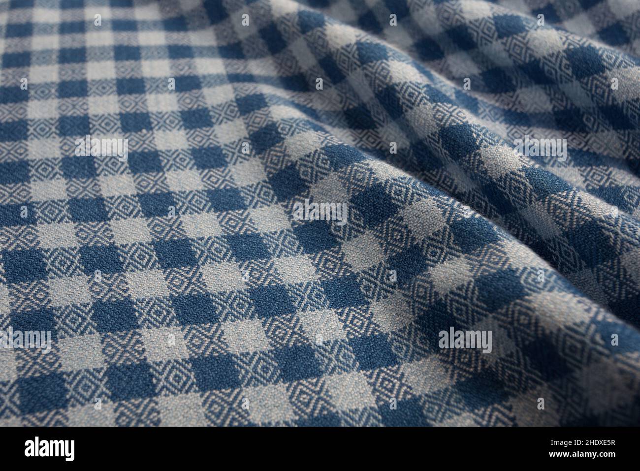 Nahaufnahme der Textur von handgewebtem Karo-Schal, Indigo-gefärbt aus thailändischer Baumwolle Stockfoto