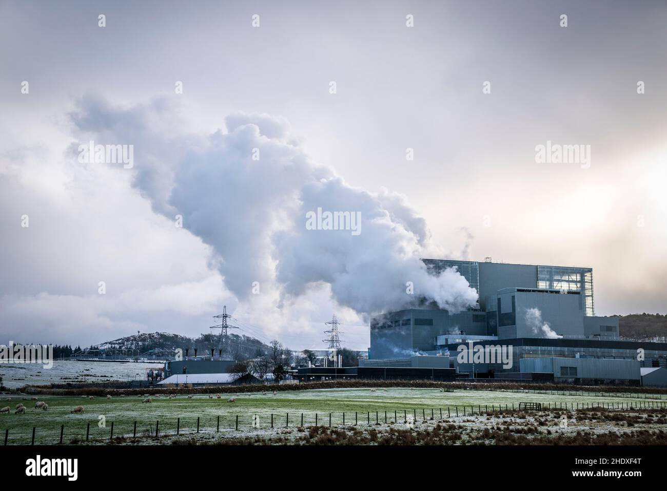 Dampf, der zum Drehen der Turbinen verwendet worden wäre, wird aus Reactor 4 im Kernkraftwerk Hunterston B in North Ayrshire freigesetzt, das fast 46 Jahre nach Beginn der Stromerzeugung dauerhaft stillgelegt wird. Bilddatum: Freitag, 7. Januar 2022. Stockfoto