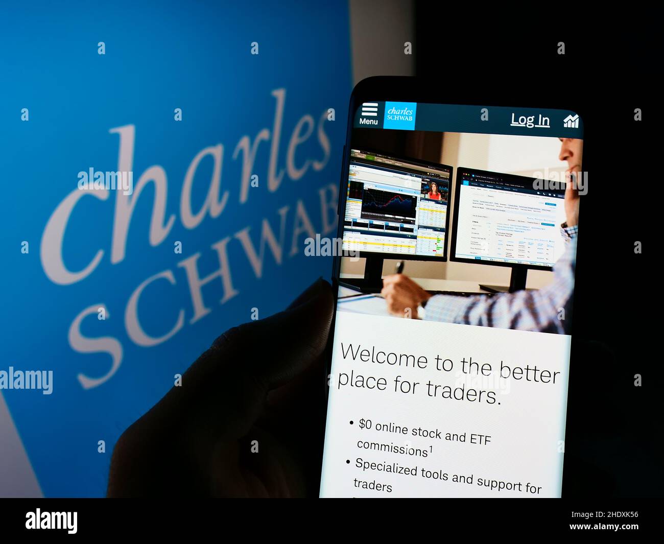 Person, die Smartphone mit Webseite des Finanzunternehmens The Charles Schwab Corporation auf dem Bildschirm mit Logo hält. Konzentrieren Sie sich auf die Mitte des Telefondisplays. Stockfoto