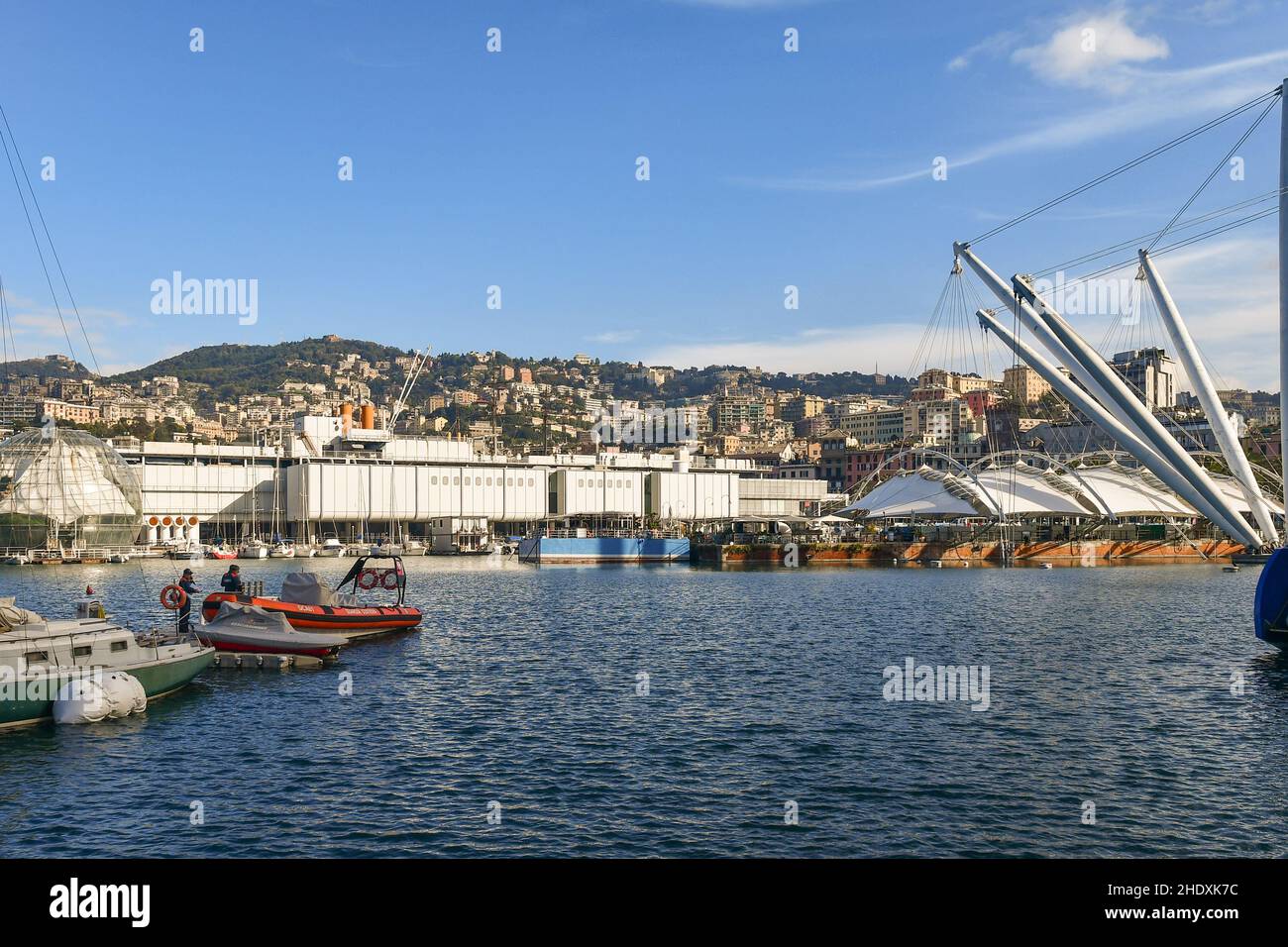 Blick auf den Alten Hafen mit dem Bigo und dem Aquarium, moderne Bauten, die 1992 vom Architekten Renzo Piano entworfen wurden, Genua, Ligurien, Italien Stockfoto