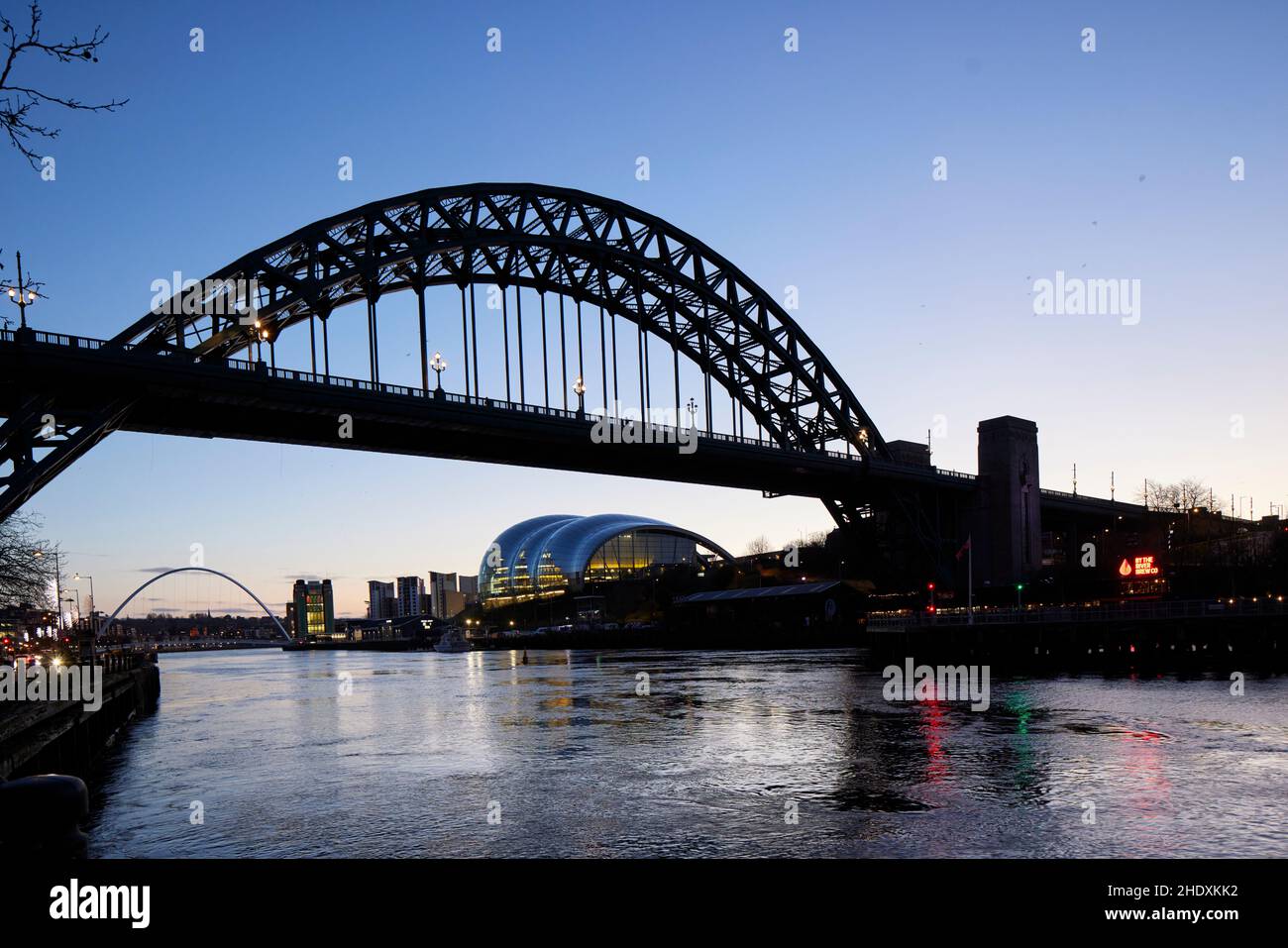 Am frühen Morgen Newcastle upon Tyne Wahrzeichen Tyne Bridge und Sage Gateshead am Ufer des Flusses Tyne Stockfoto