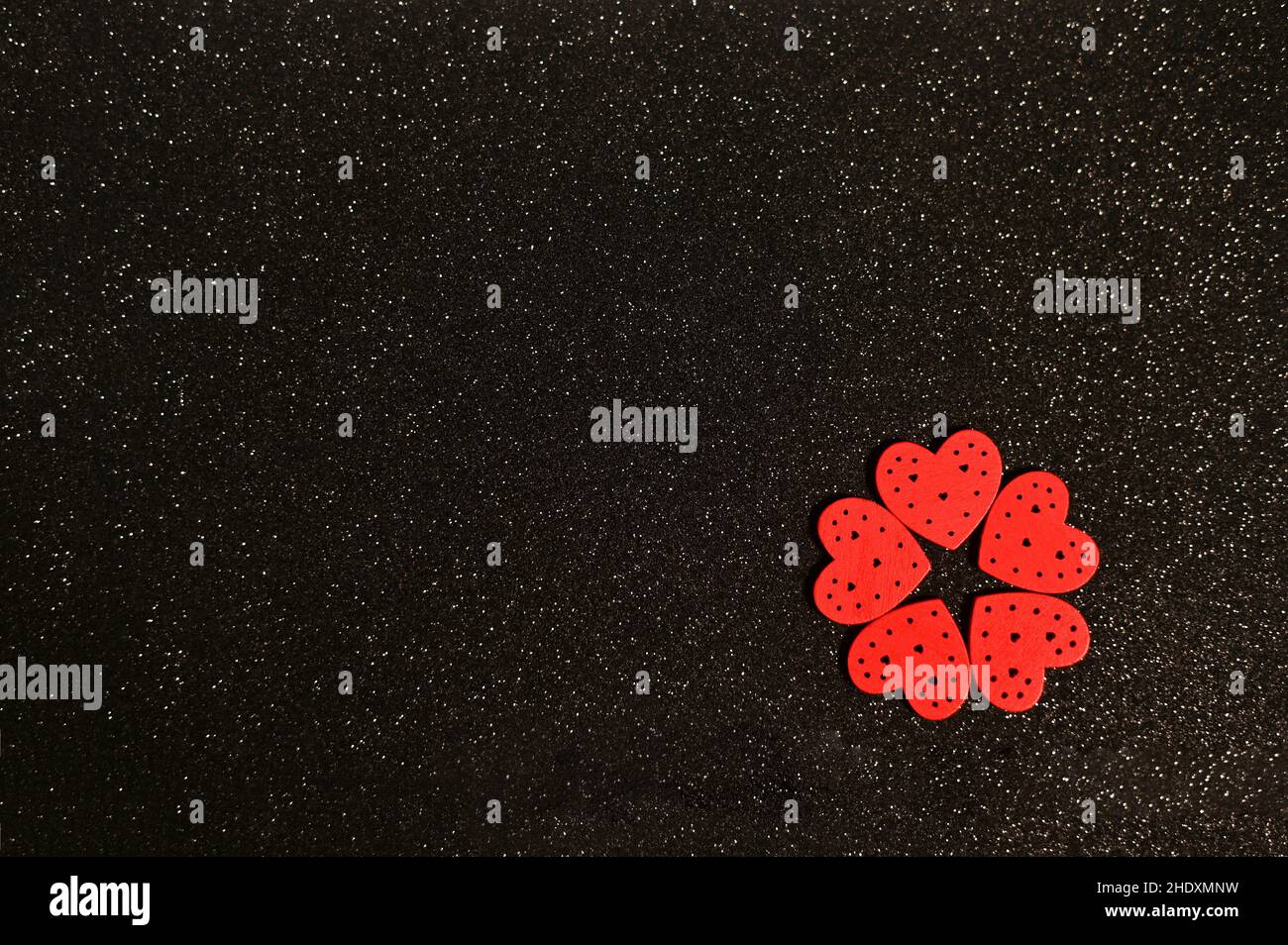 Blume der Herzen auf schwarzem Hintergrund. Draufsicht und Mock Up Stockfoto