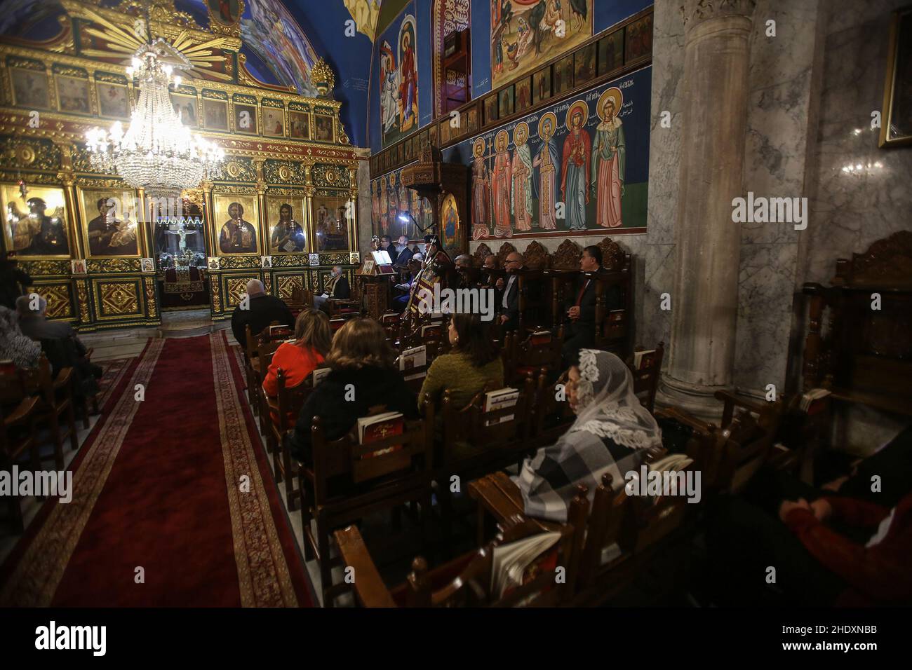 Palästinensische Gläubige aus der griechisch-orthodoxen Gemeinde beten am 7. Januar 2022 in der St. Porphyrios Kirche in Gaza City während der Weihnachtsmesse. Stockfoto