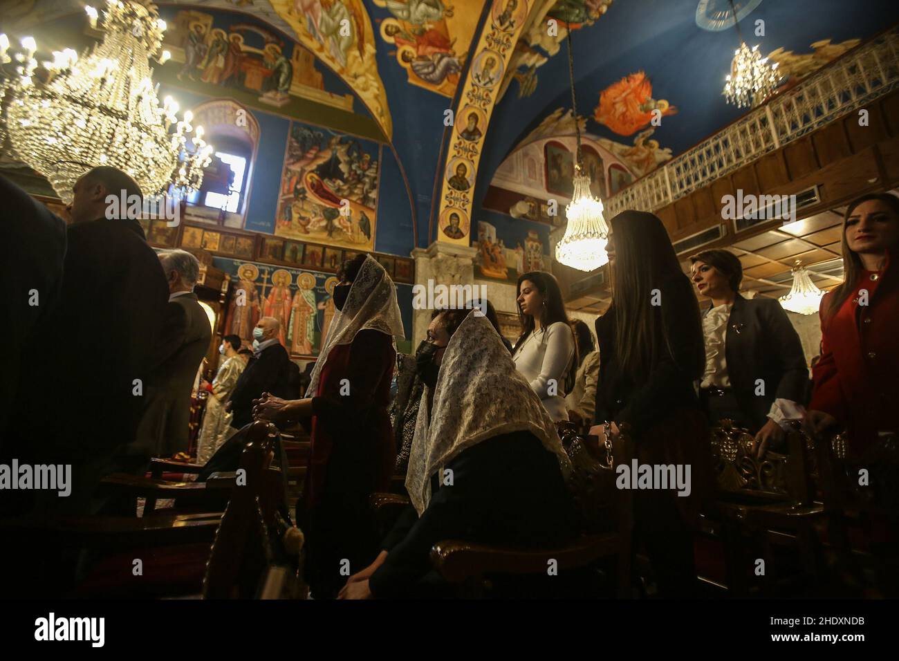 Palästinensische Gläubige aus der griechisch-orthodoxen Gemeinde beten am 7. Januar 2022 in der St. Porphyrios Kirche in Gaza City während der Weihnachtsmesse. Stockfoto