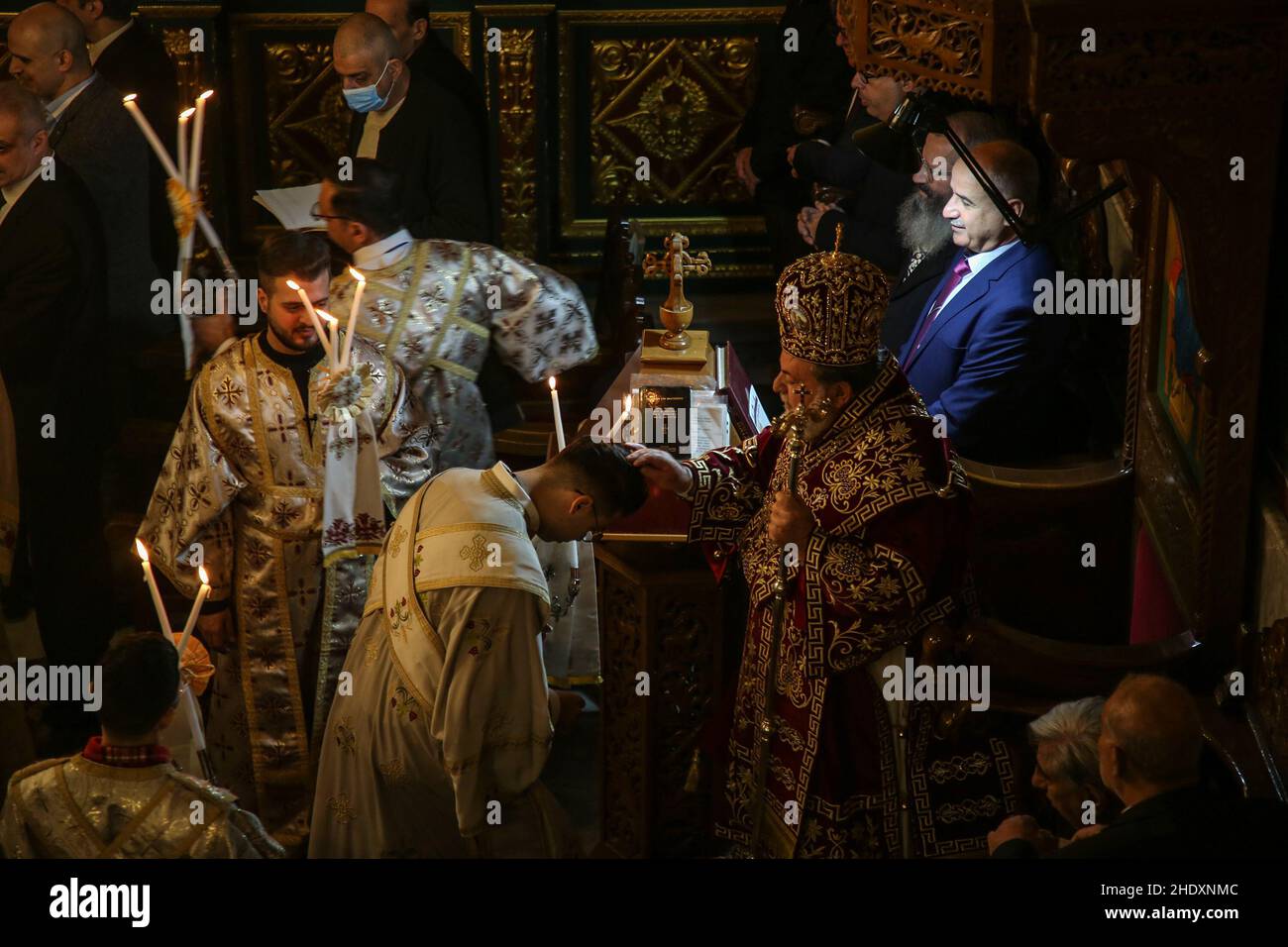 Palästinensische Gläubige aus der griechisch-orthodoxen Gemeinde beten am 7. Januar 2022 in der St. Porphyrios Kirche in Gaza City während der Weihnachtsmesse. Stockfoto