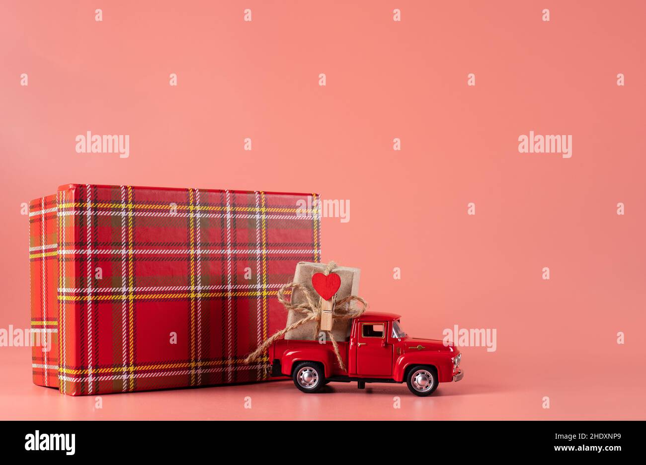 Helle Verpackung für Einkäufe, Geschenke und Pakete auf rosa Hintergrund Stockfoto