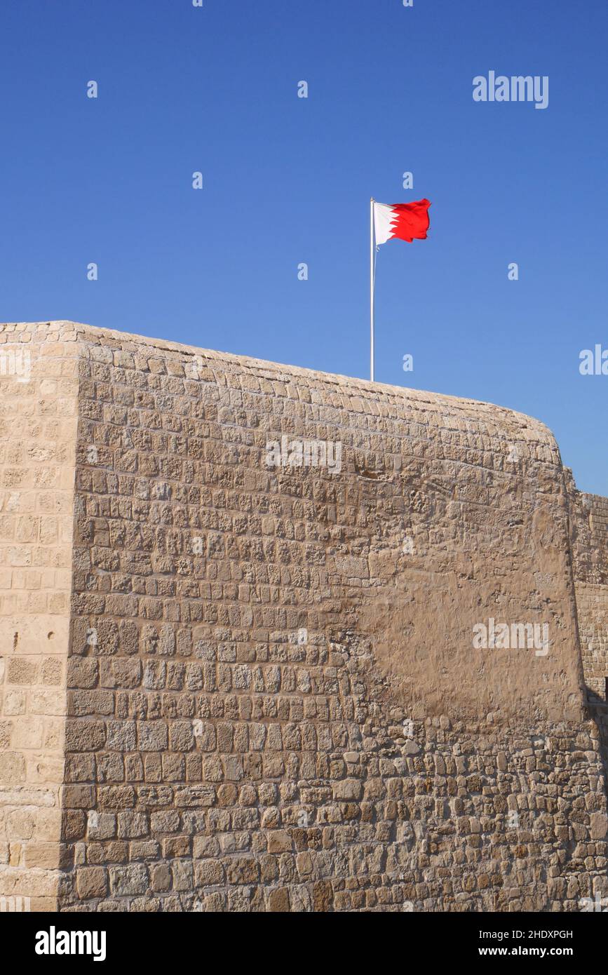 Befestigte Mauern des Bahrain Fort, oder Portugiesisches Fort, mit der Flagge von Bahrain, Königreich Bahrain Stockfoto