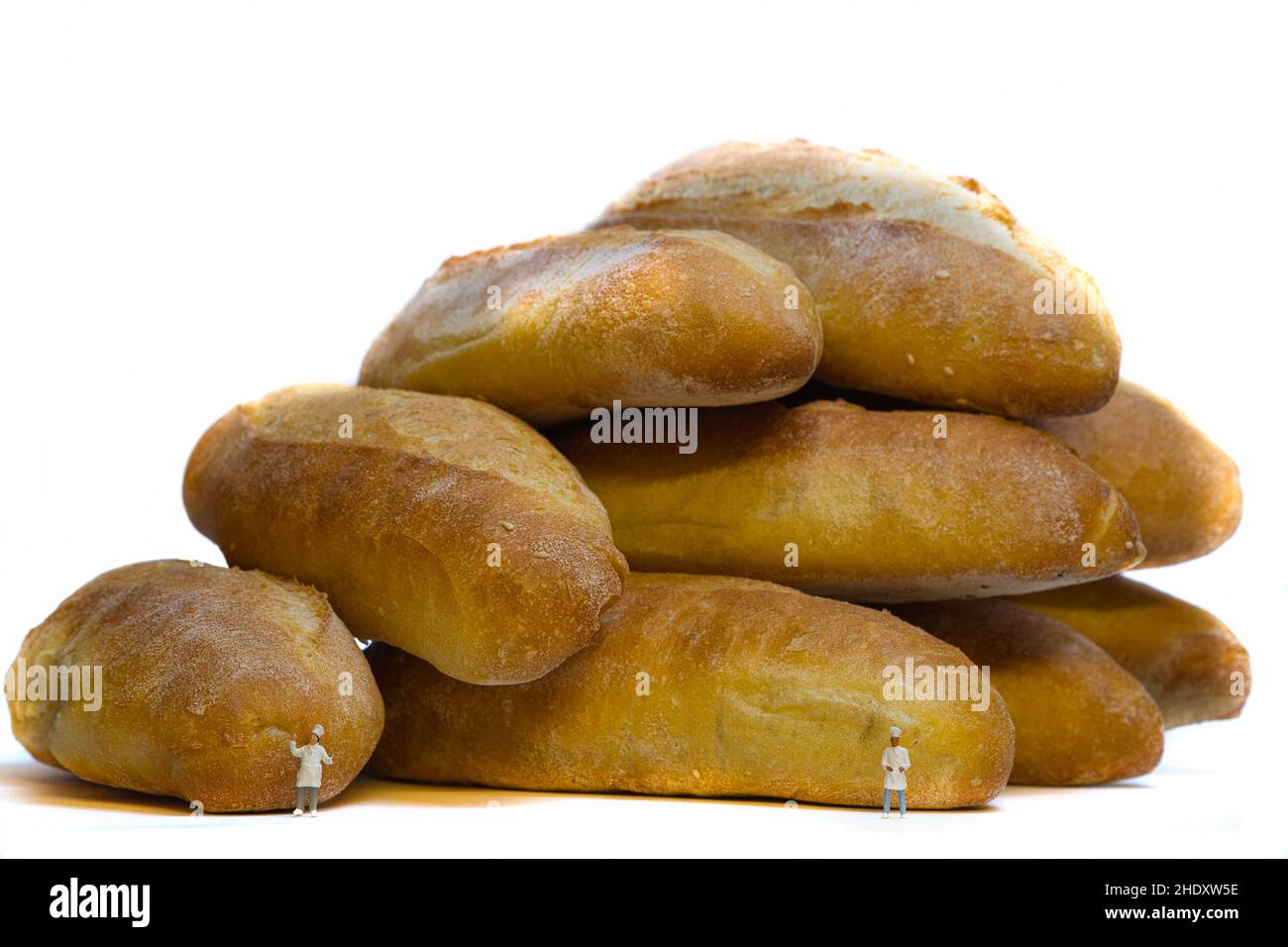 Mini-Köche stehen vor frischem, knusprigem Brot Stockfoto