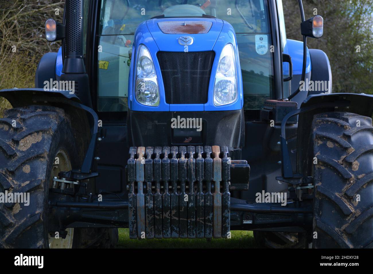 Großer, leuchtend blauer Traktor. Stockfoto