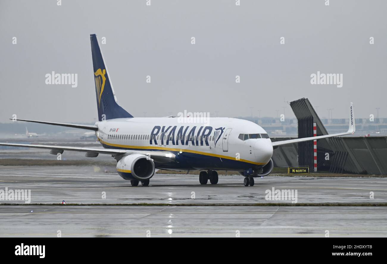 Frankfurt, Deutschland. Jan 7th 2022: Eine Ryanair Boeing 737-8AS tagt vor  dem Start in den Enteisungsbereich auf dem Vorfeld des Frankfurter  Flughafens. Aufgrund überhöhter Start- und Landegebühren gibt Europas  größte Billigfluggesellschaft Ryanair