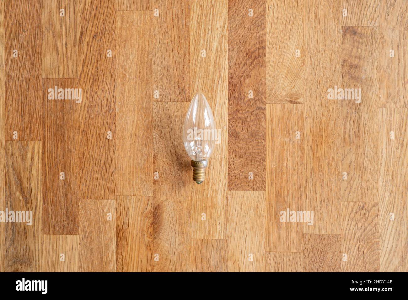 Lichtquelle LED Flatlay auf Holzstruktur Stockfoto