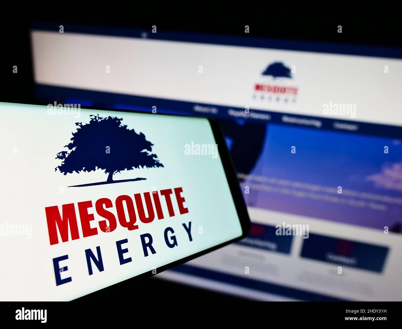 Handy mit Logo des amerikanischen Öl- und Gasunternehmens Mesquite Energy Inc. Auf dem Bildschirm vor der Business-Webseite. Konzentrieren Sie sich auf die Telefonanzeige. Stockfoto