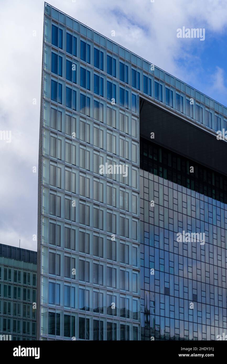 Blick vom Boden auf die Glasfassade moderner städtischer Bürogebäude bei Tageslicht. Vertikal. Stockfoto