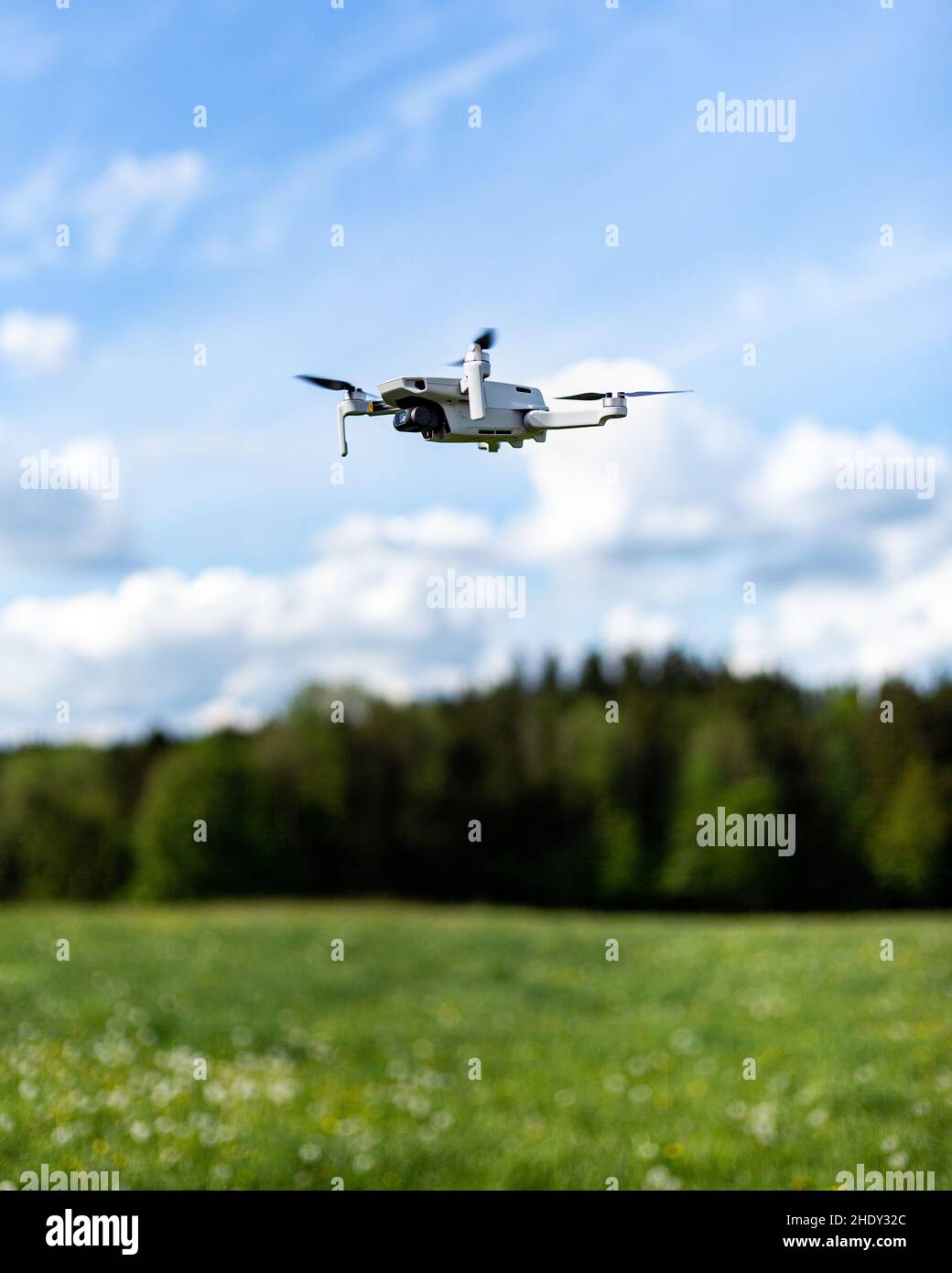 Fliegende Drohne im Sommer Stockfoto