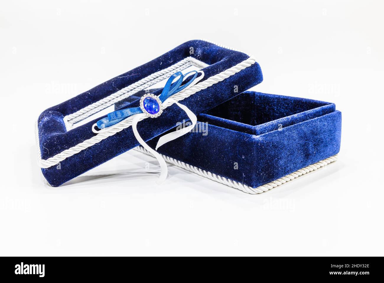 Öffnen Sie einen Schmuck- oder Geschenkkarton mit einem isolierten Band auf weißem Hintergrund Stockfoto