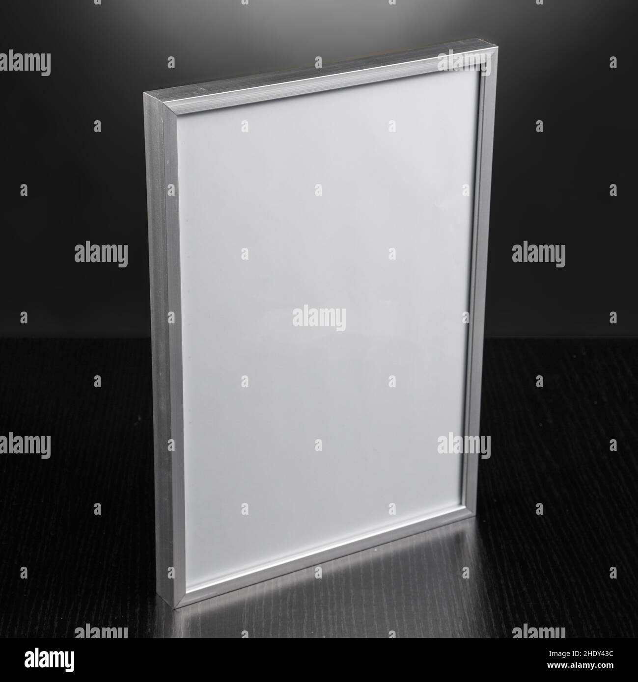 Bild aus einem leeren Aluminium-Bilderrahmen im Studio. Grafische Ressource. Stockfoto