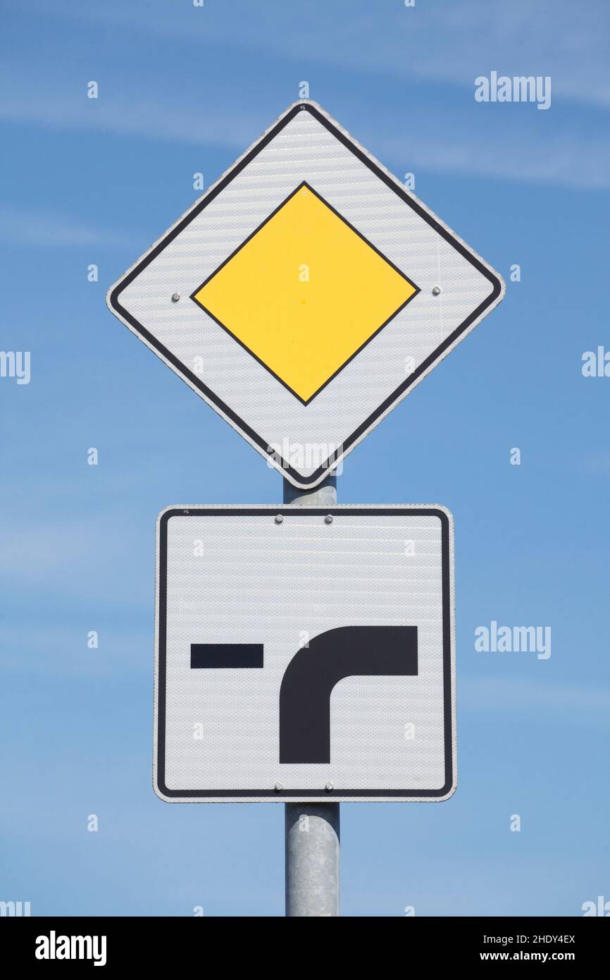 Verkehrszeichen, Wegweiser, Verkehrszeichen, Verkehrszeichen, Verkehrszeichen, Wegweiser Stockfoto