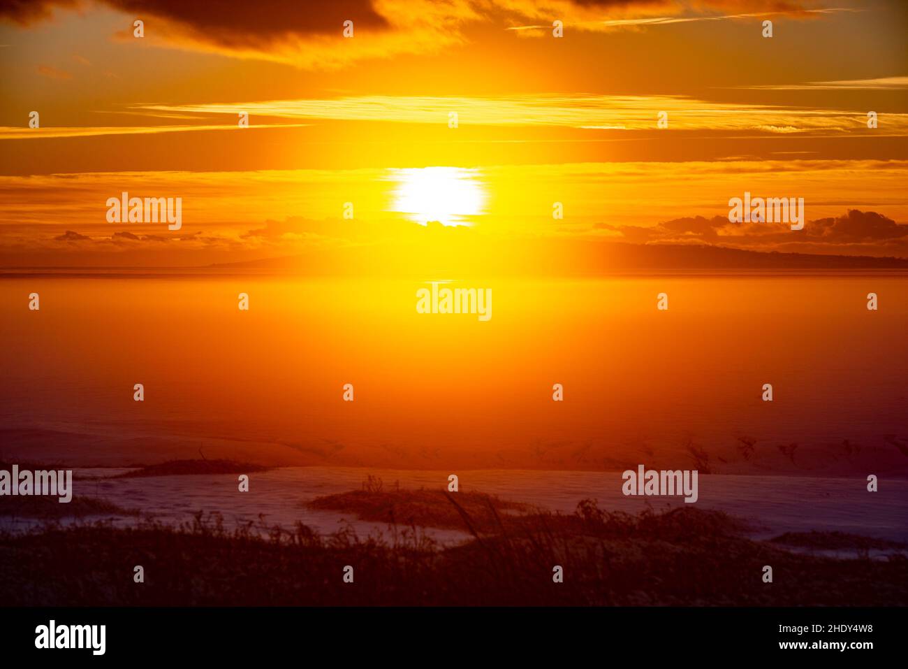 Schnee und Nebel bei Sonnenuntergang Arnside, Milnthorpe, Cumbria, Großbritannien Stockfoto