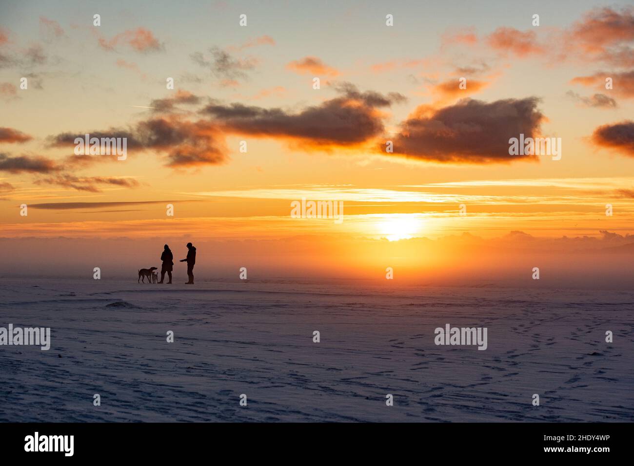 Schnee und Nebel bei Sonnenuntergang Arnside, Milnthorpe, Cumbria, Großbritannien Stockfoto