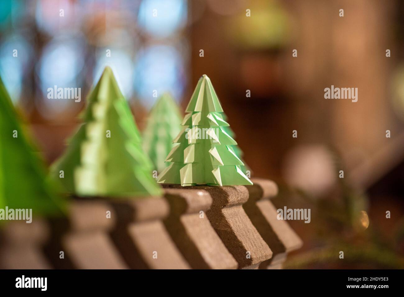 Weihnachtsbaumschmuck in St. Bartholomew's Church, Chipping, Preston, Lancashire, Großbritannien. Stockfoto