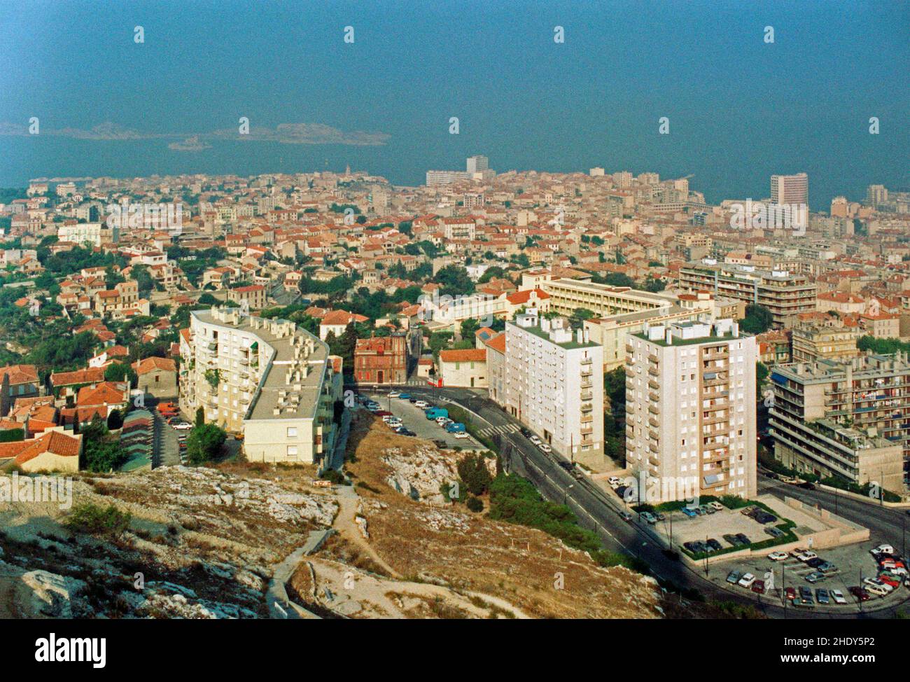 Blick auf Marseille von Notre-Dame De La Garde, 28. August 1991, Departement Bouches-du-Rhône, Region Provence-Alpes-Côte d’Azur, Frankreich Stockfoto