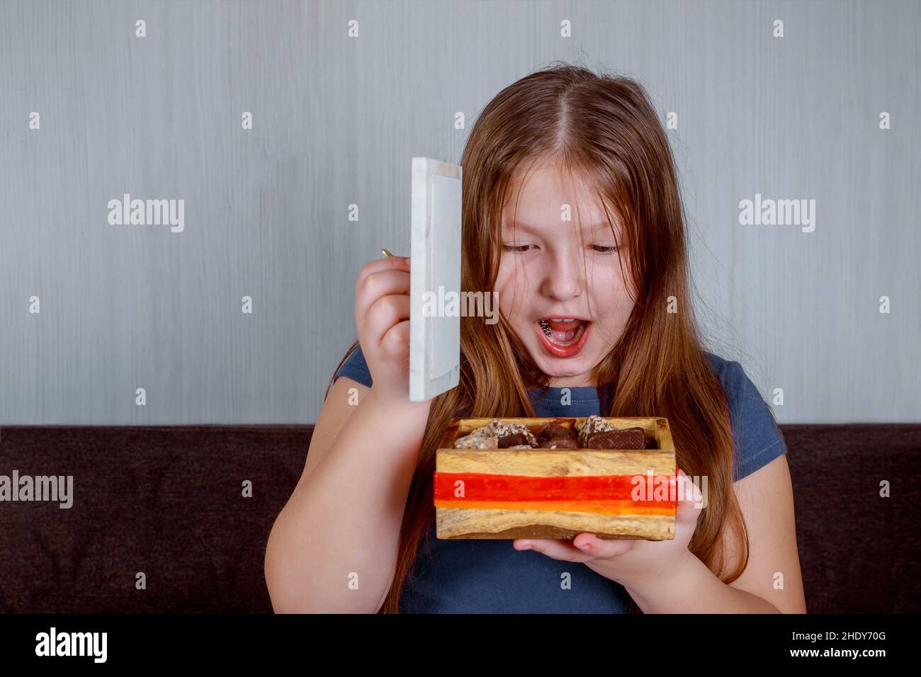 Mädchen, Überraschung, Süßigkeiten, Mädchen, Überraschungen, Süßigkeiten Stockfoto