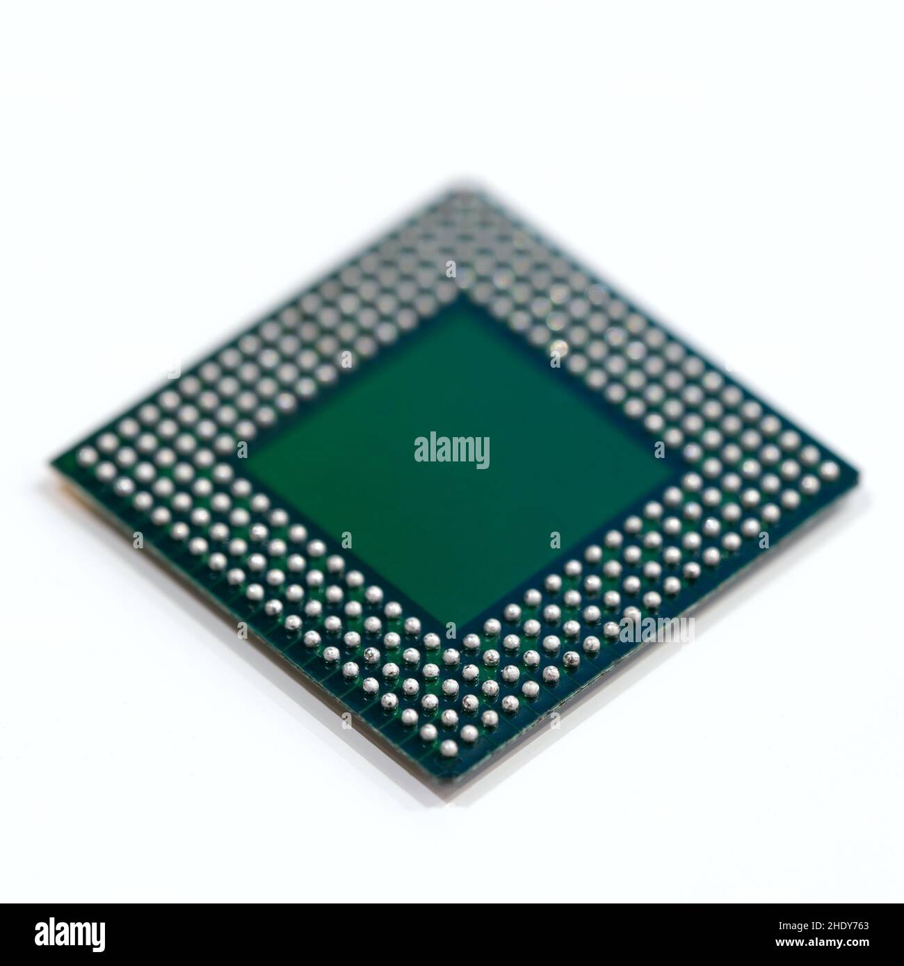 Microchip oder Chip auf weißem Hintergrund isoliert Stockfoto