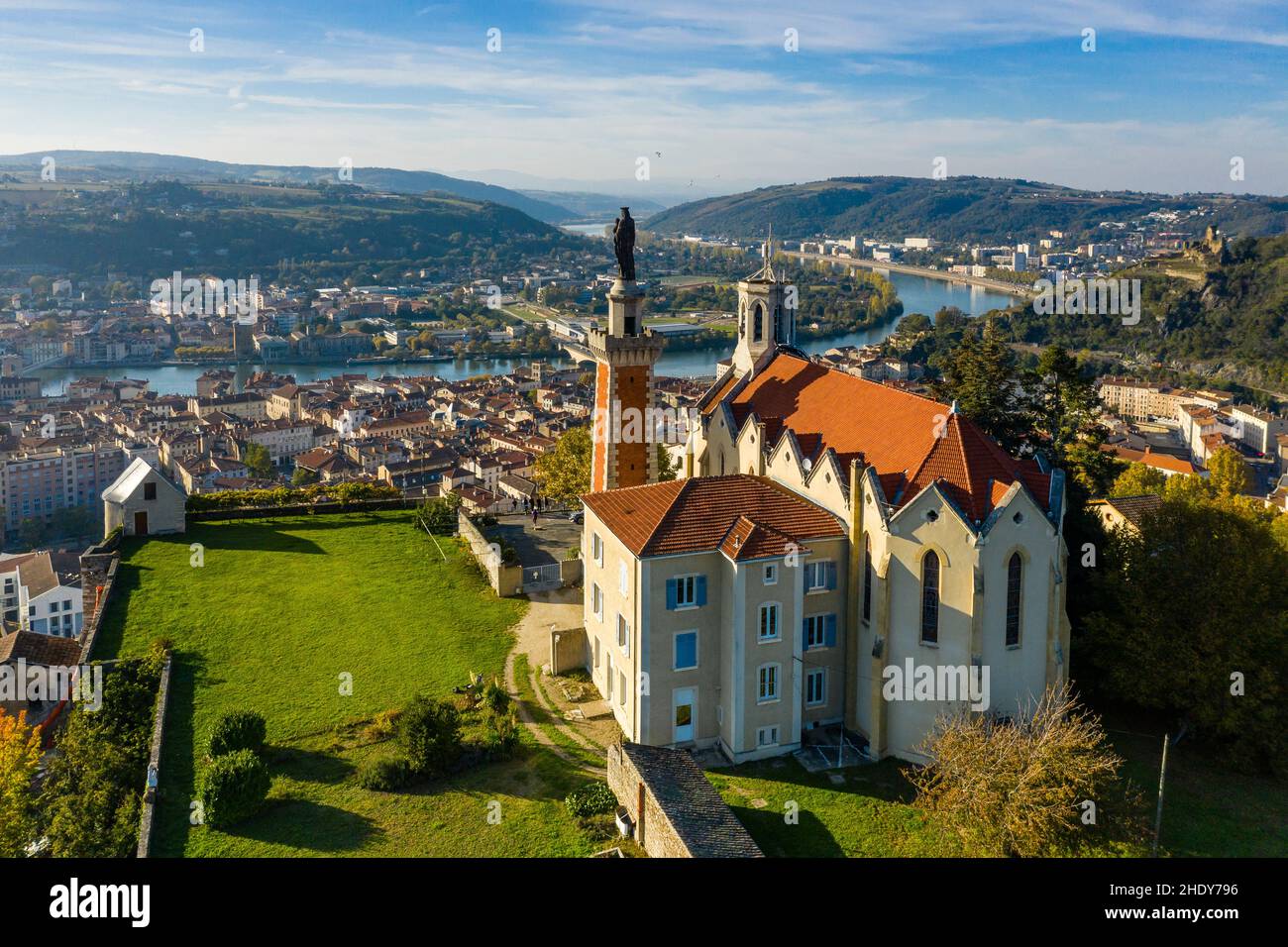 Frankreich, Isere, Rhonetal, Vienne, Kapelle Notre Dame de Pipet mit der Statue der Madonna mit Kind oben (Luftaufnahme) // Frankreich, Isère (38 Stockfoto