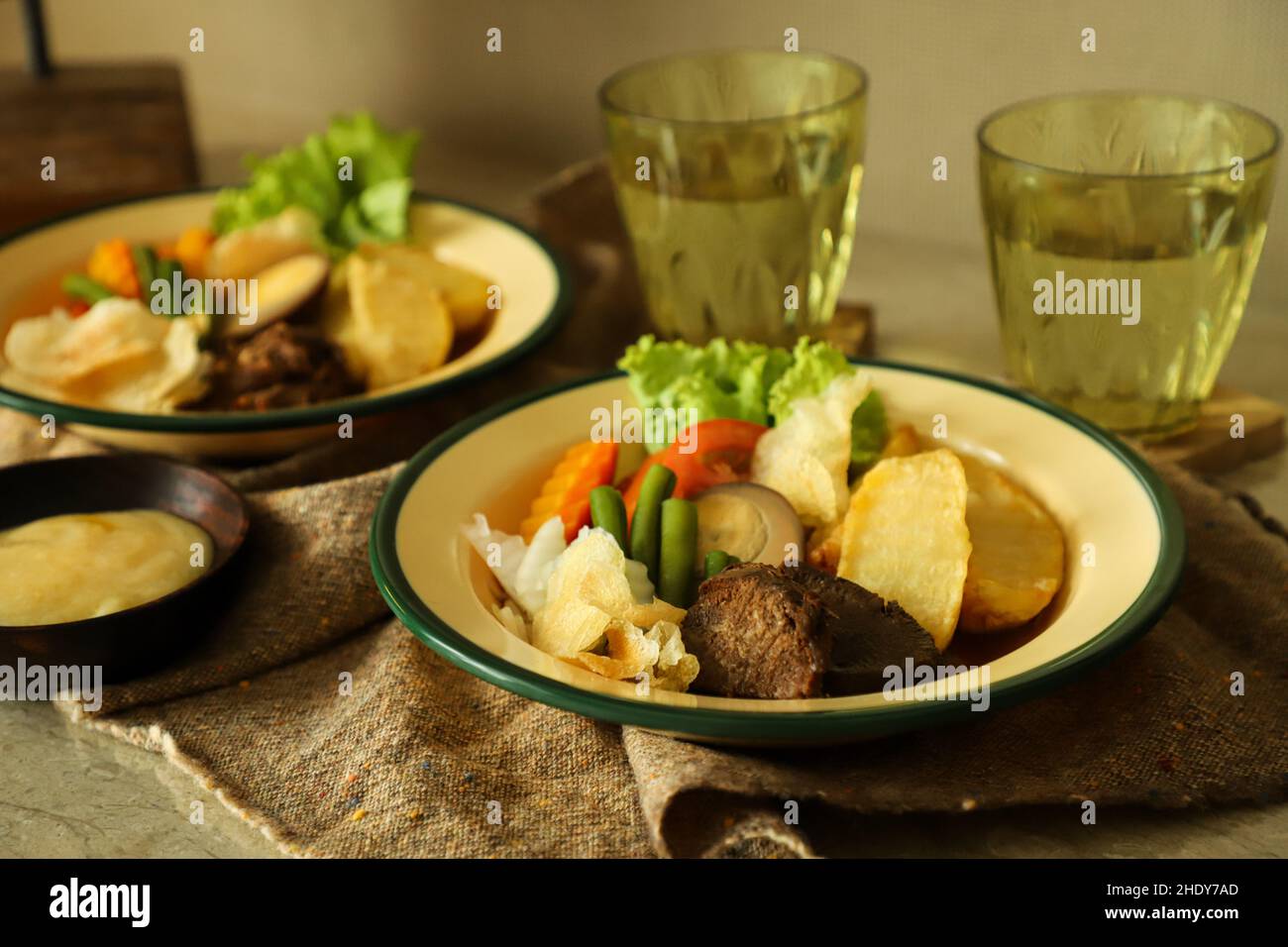 Selat Solo. Javanesisches Rindersteak mit Kartoffelkeilen, Soja-geschmortes Ei, Gemüsesalat und süßer Sojasauce. Beliebt in Solo / Surakarta. Stockfoto