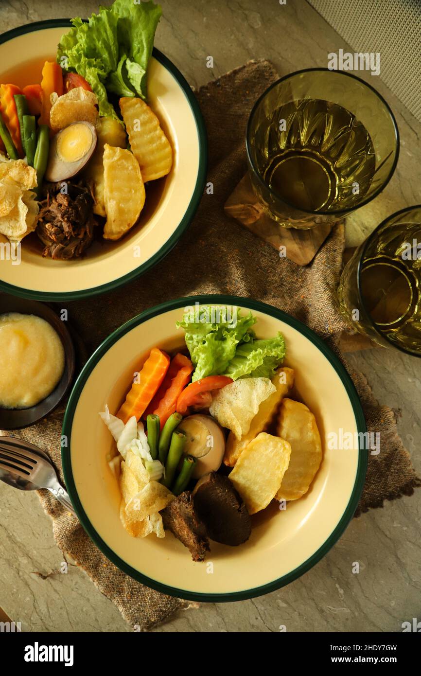 Selat Solo. Javanesisches Rindersteak mit Kartoffelkeilen, Soja-geschmortes Ei, Gemüsesalat und süßer Sojasauce. Beliebt in Solo / Surakarta. Stockfoto