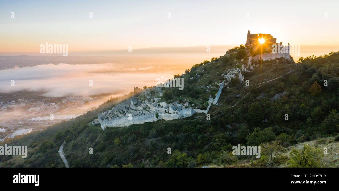 Frankreich, Ardeche, Rhonetal, Saint Peray, Chateau de Crussol, Mittelalterliche Festung des frühen 12th. Jahrhunderts, Wälle und Häuser Ruinen von La Villette Stockfoto