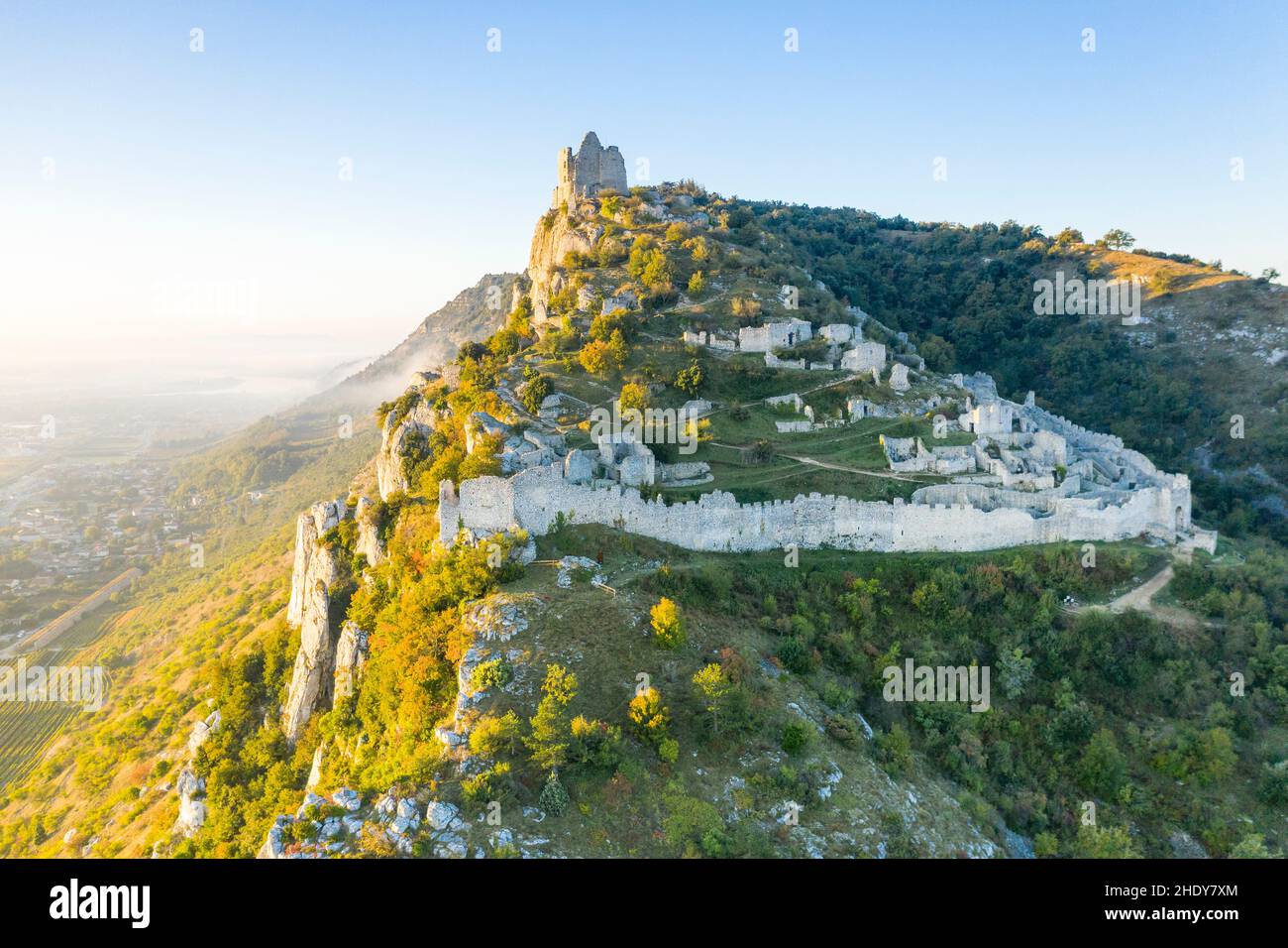 Frankreich, Ardeche, Rhonetal, Saint Peray, Chateau de Crussol, Mittelalterliche Festung des frühen 12th. Jahrhunderts, Wälle und Häuser Ruinen von La Villette Stockfoto