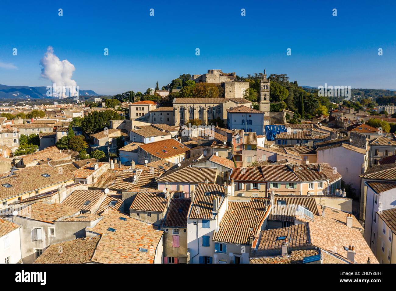 Frankreich, Ardeche, Rhonetal, Montellimar, historisches Zentrum mit dem Chateau de Montellimar oder Chateau des Papes und dem Atomkraftplan Cruas Meysse Stockfoto