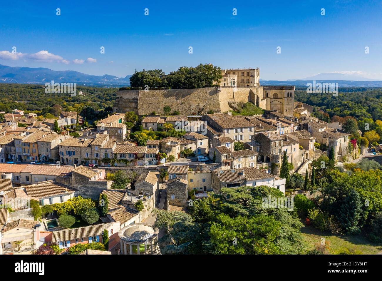 Frankreich, Drome, Grignan, beschriftet Les Plus Beaux Villages de France (die schönsten Dörfer Frankreichs), das Dorf überragt von der Burg, wo Stockfoto