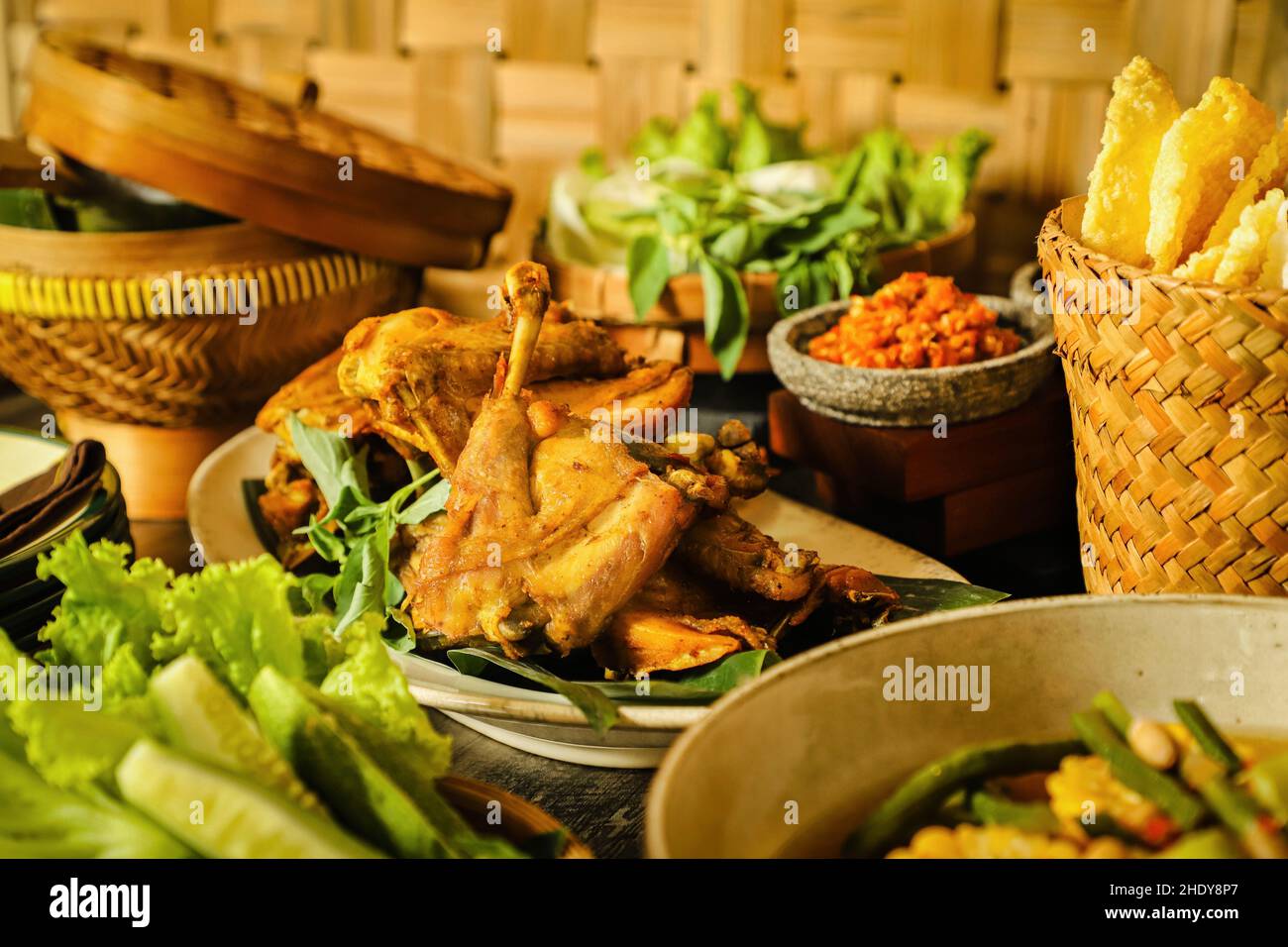 Ayam Goreng. Gebratenes indonesisches Huhn serviert mit Chiliporte, Gemüse und gedämpftem Reis Stockfoto
