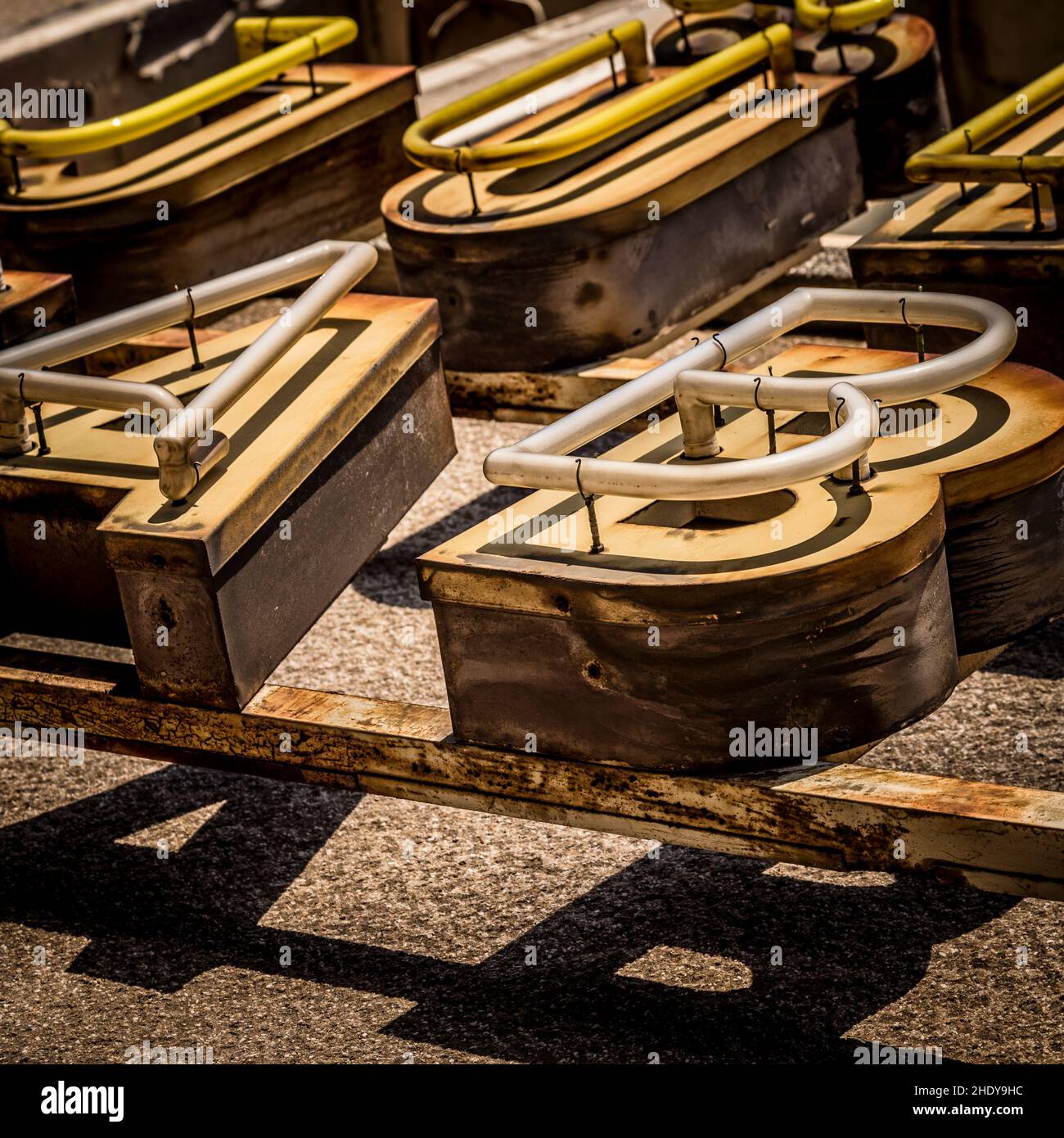 Retro, Brief, blinkende Neon-Zeichen, Neon-Buchstaben, altmodisch, Retro-Stil, Buchstaben, blinkende Neonschilder Stockfoto