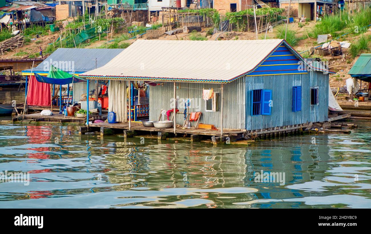 Ein schwimmendes Haus aus Wellblech und Holz am Mekong bei Phnom Penh, Kambodscha. Tausende von armen Kambodschanern leben über dem Wasser. Stockfoto