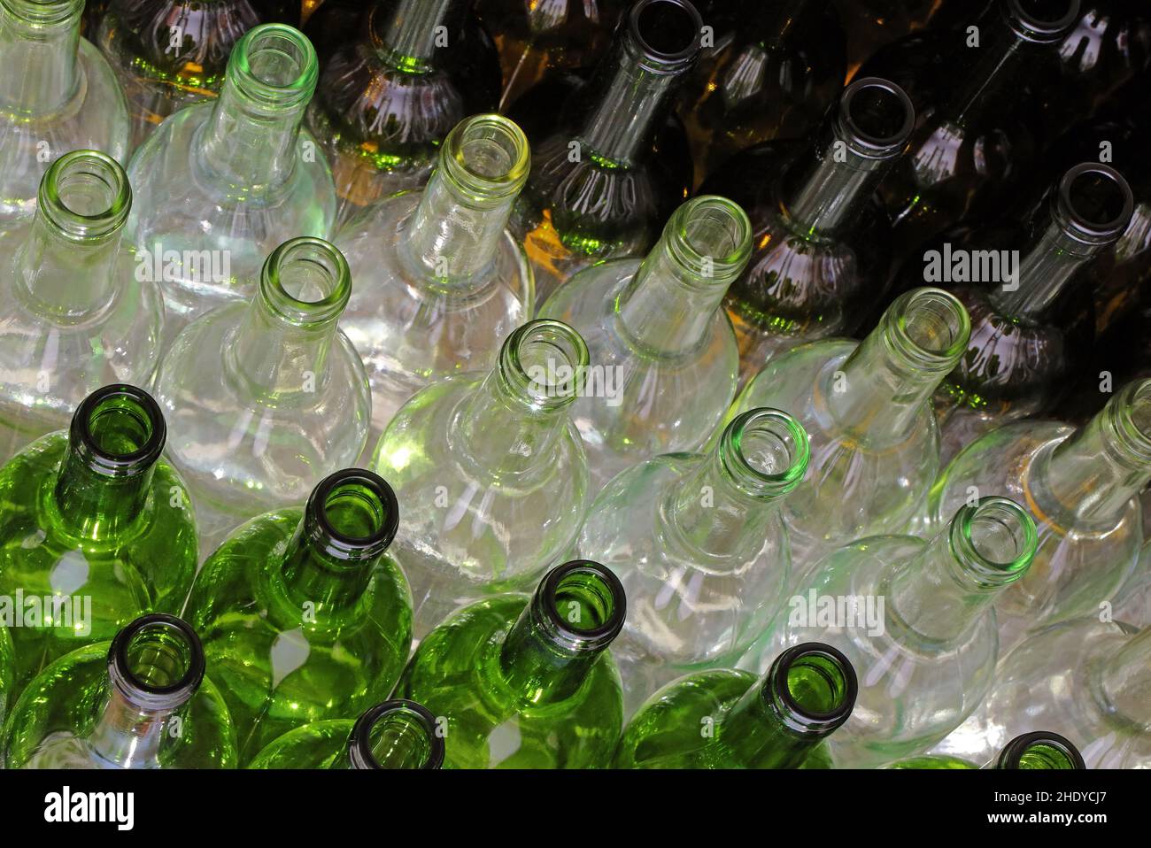 Flasche, Weinflasche, Glas, Glasflasche, Flaschen, Weinflaschen, Glaswaren, zerbrochenes Glas, Glasflaschen Stockfoto