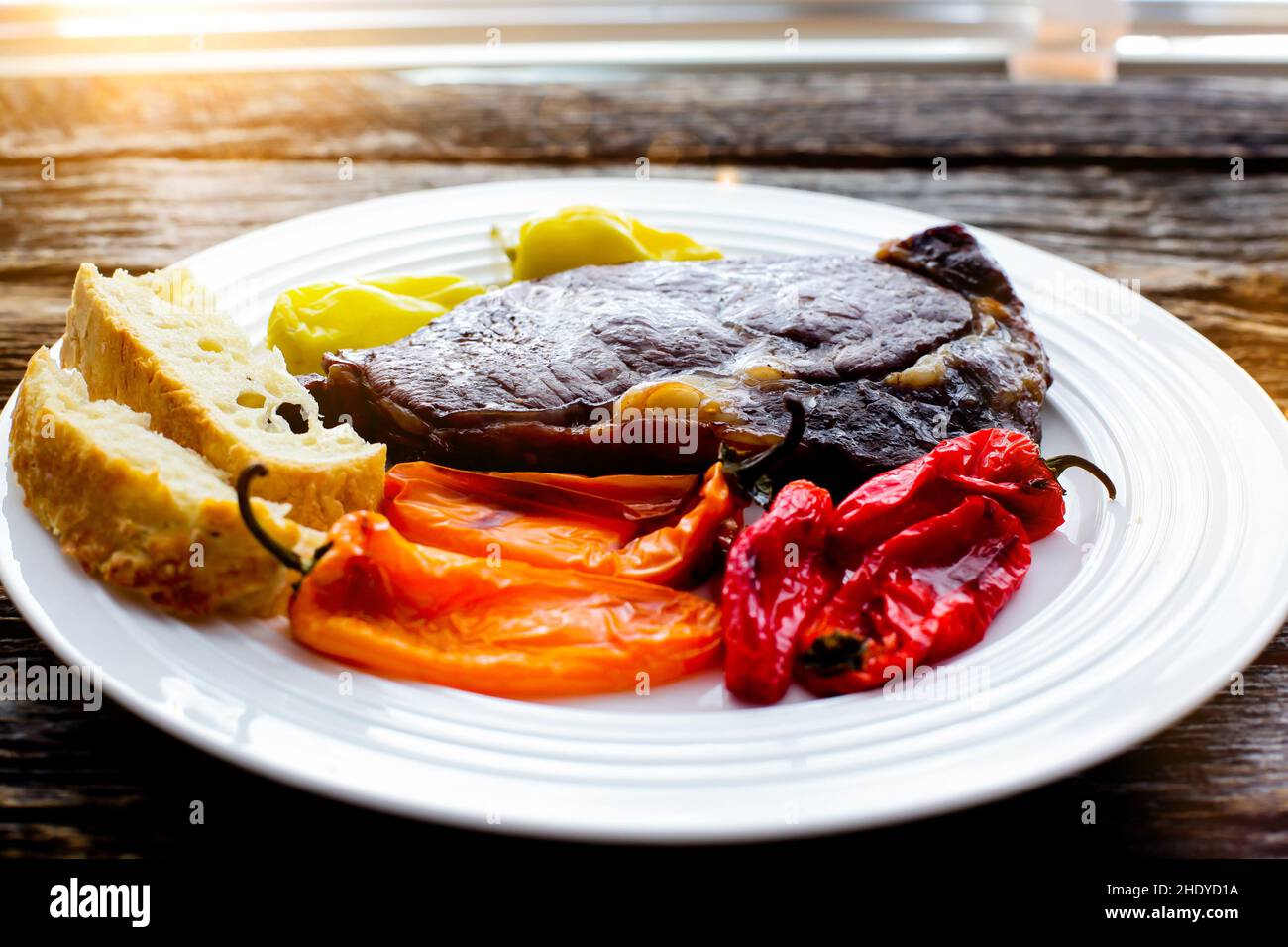 Club Steak mit gegrilltem Paprika auf weißem Teller Stockfoto