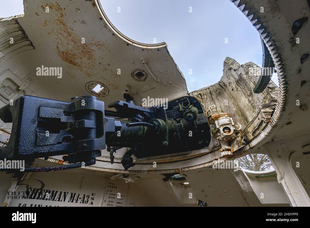 Denkmal eines alten Sherman-Panzers aus dem 2. Weltkrieg in den belgischen Ardennen. Houffalize Januar 6 2022. Stockfoto