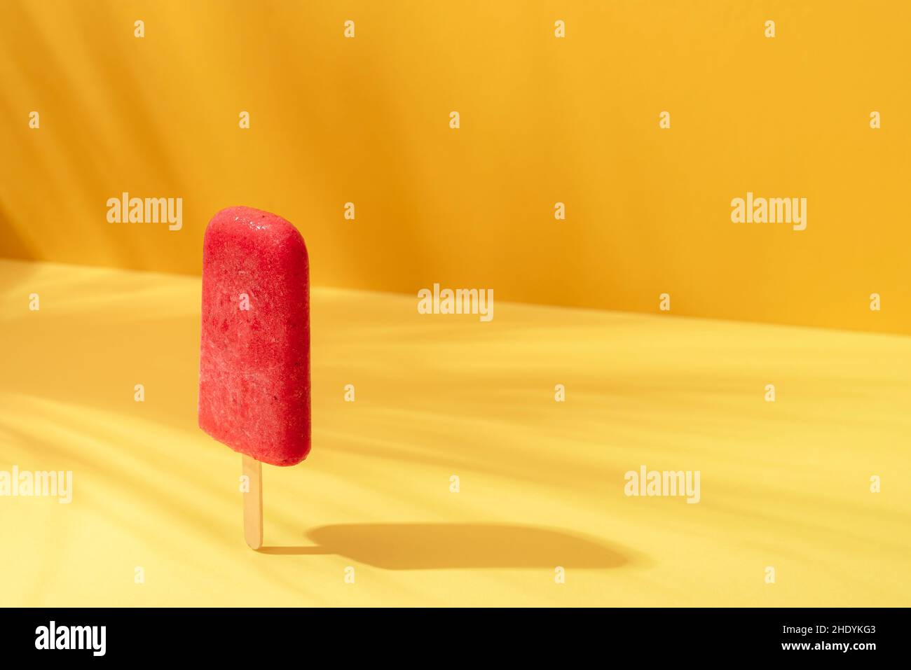 Erdbeereis, Eis, Eis, Eis, Eis, Eis, Eiscreme, Erdbeereis, Eiszapfen Stockfoto
