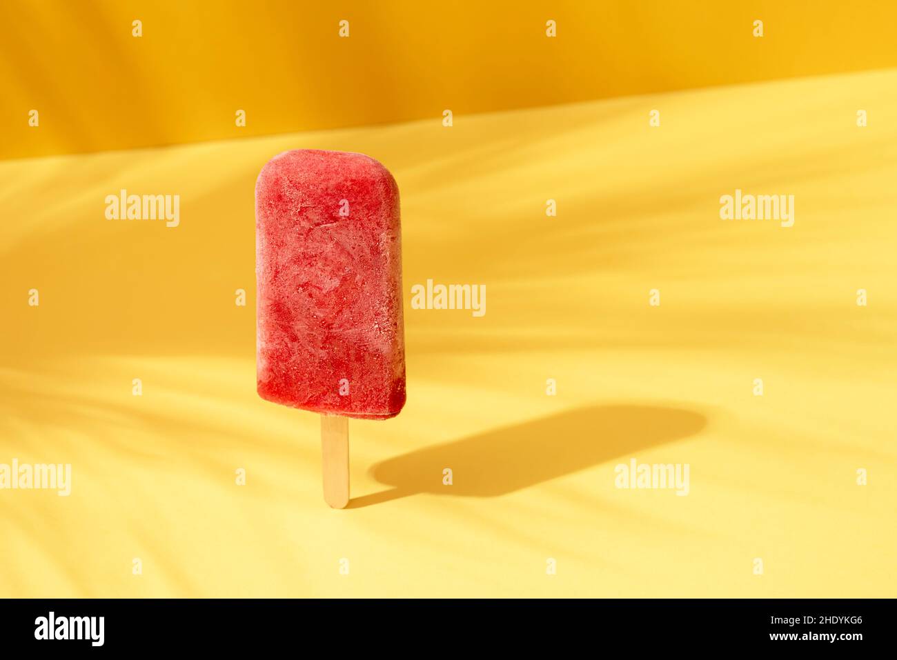 Erdbeereis, Eis, Eis, Eis, Eis, Eis, Eiscreme, Erdbeereis, Eiszapfen, aromatisierte Eiswürfel Stockfoto