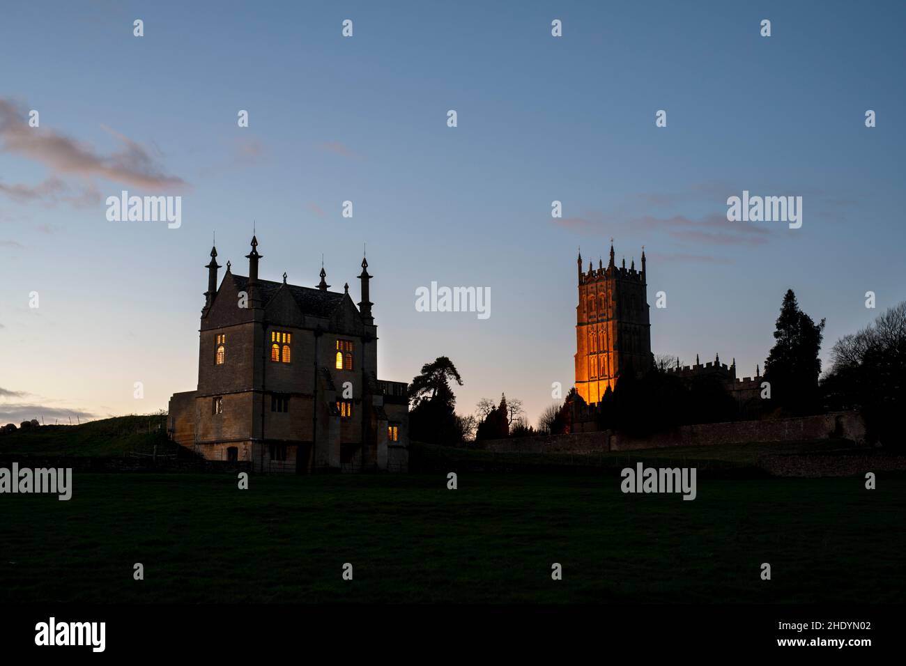East Banqueting House und Saint James Church in Dusk im Januar. Chipping Campden, Cotswolds, Gloucestershire, England Stockfoto