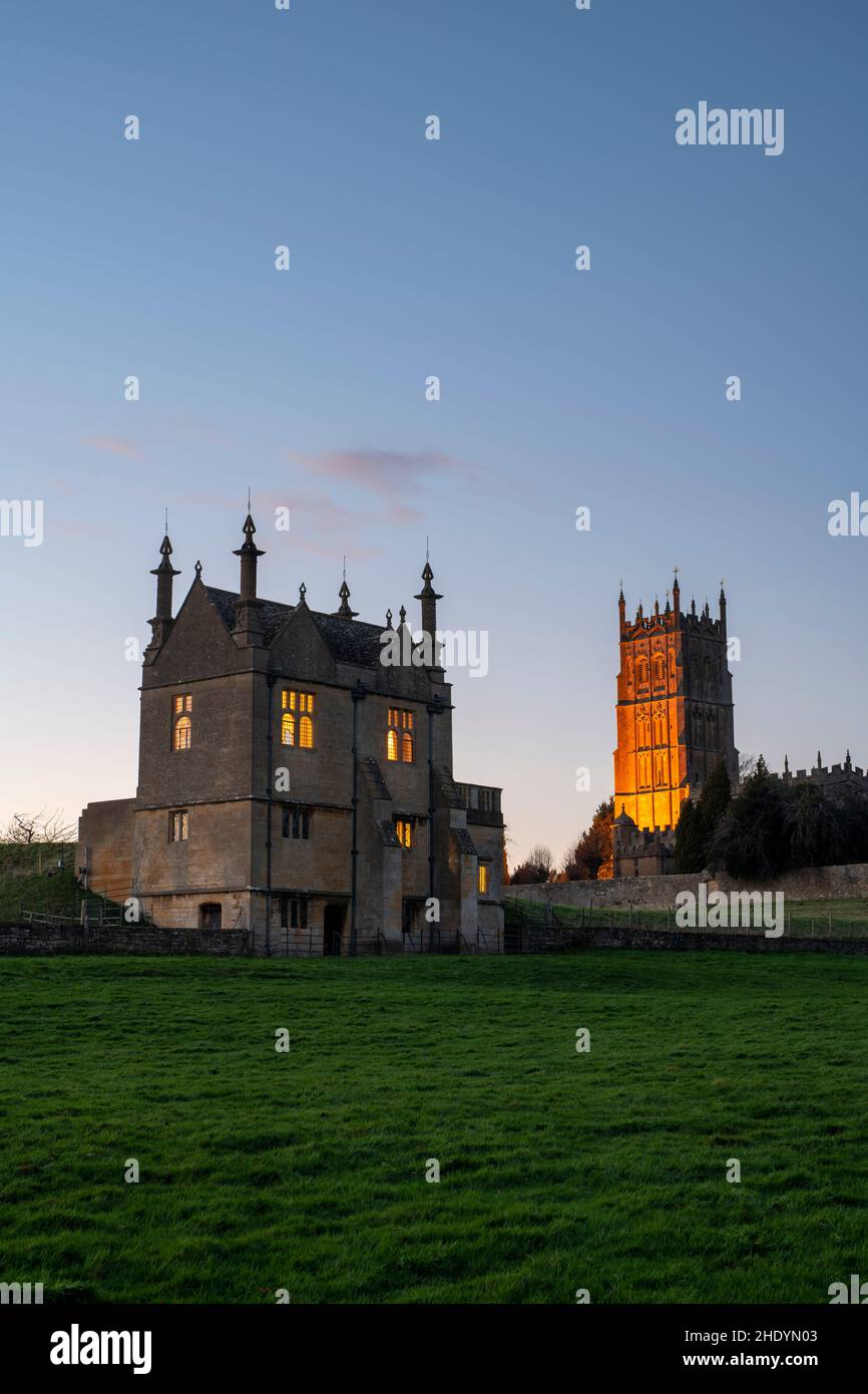 East Banqueting House und Saint James Church in Dusk im Januar. Chipping Campden, Cotswolds, Gloucestershire, England Stockfoto