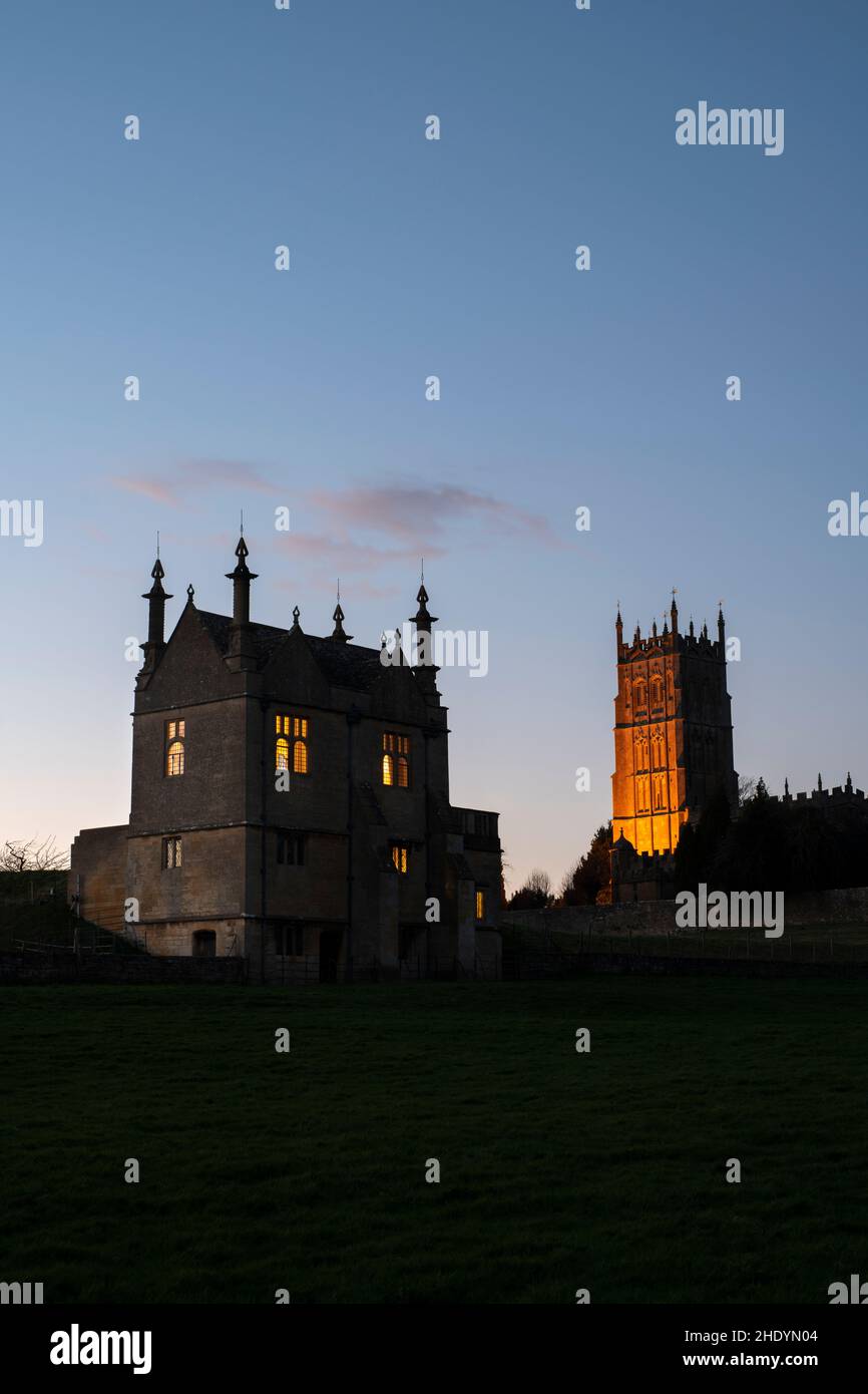 East Banqueting House und Saint James Church in Dusk im Januar. Chipping Campden, Cotswolds, Gloucestershire, England Stockfoto