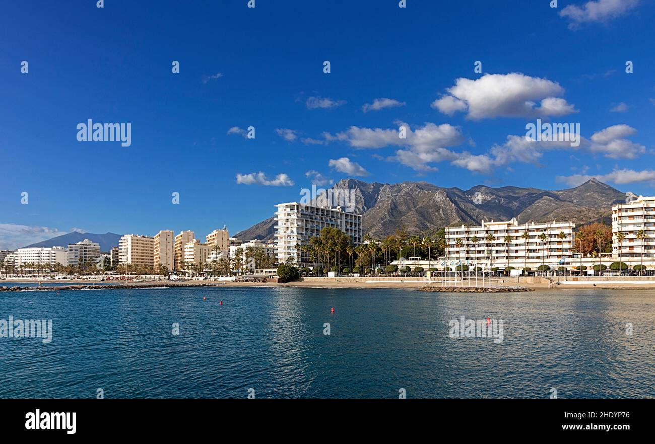 MARBELLA ANDALUSIEN SPANIEN BLICK AUF WOHNUNGEN AM STRAND UND DIE BERGE SIERRA BLANCA Stockfoto