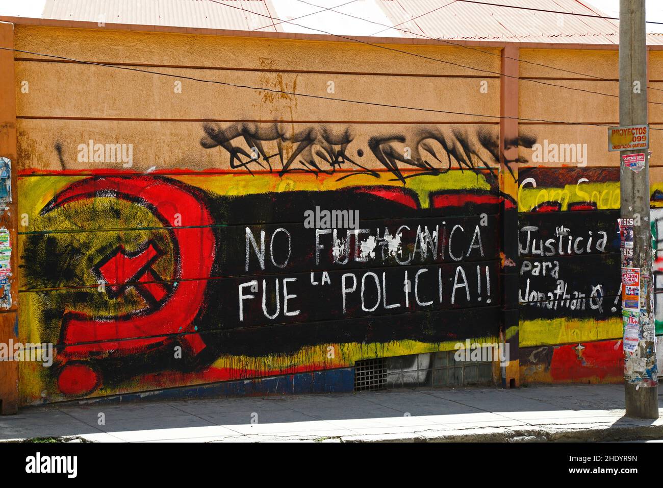 Es war (nicht) die Polizei. Gerechtigkeit für Jonathan Q' Protestslogan, gemalt über dem Wandgemälde der Kommunistischen Partei, La Paz, Bolivien. Jonathan Quispe Vila war Student an der UPEA (Universidad Pública de El Alto) Universität. Er starb am 24. Mai 2018, nachdem er an Protesten teilgenommen hatte, die eine Erhöhung des Budgets für die Universität forderten, bei der es zu gewalttätigen Zusammenstößen mit der Polizei kam. Er wurde unter unklaren Umständen von einem Marmor (canica) angeschossen, die Polizei verweigerte zunächst die Verantwortung. Der Polizeileutnant Cristian Casanova wurde im folgenden Jahr nach einer Untersuchung zu 5 Jahren Gefängnis für seinen Tod verurteilt. Stockfoto