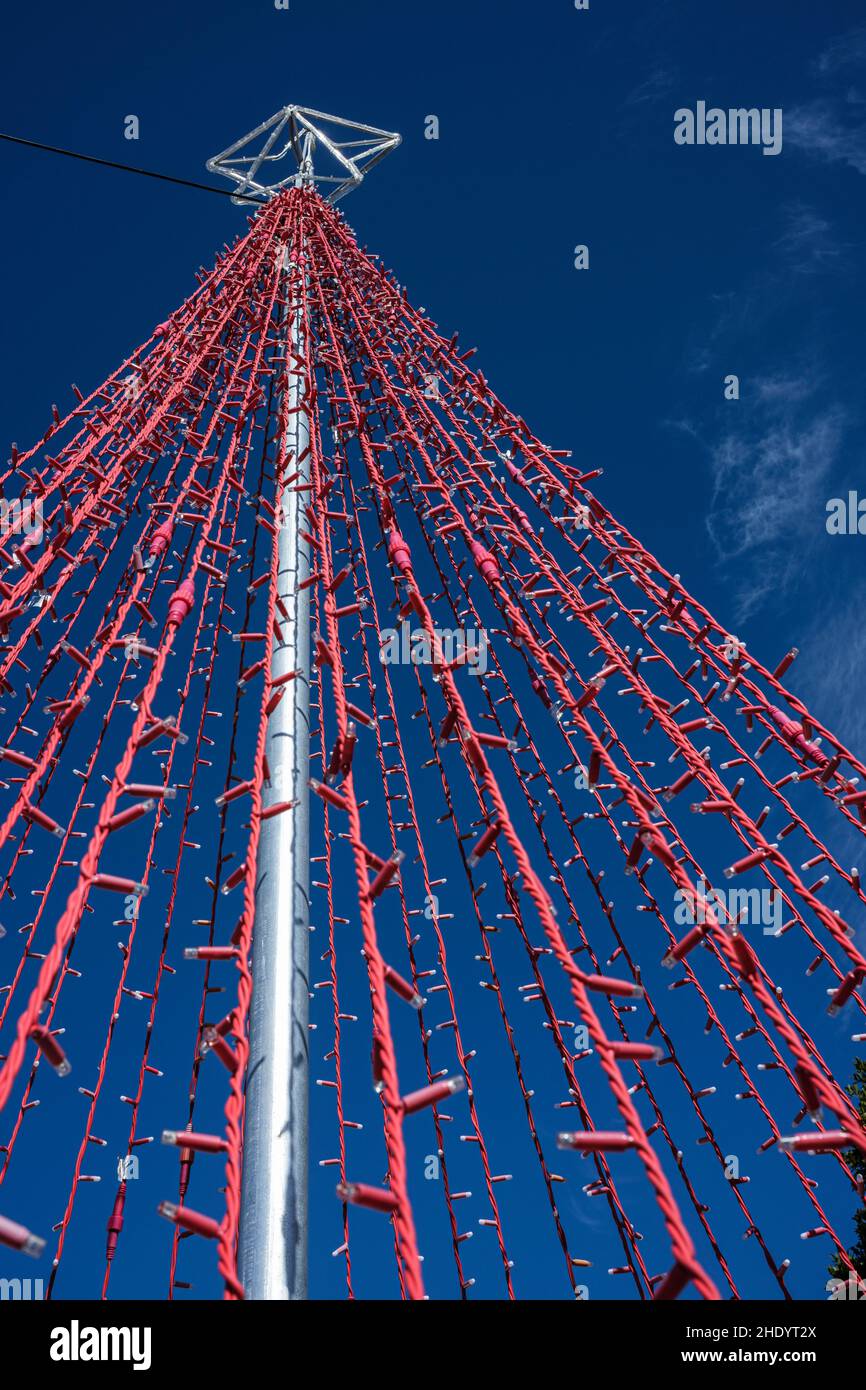 Weihnachtsstern auf roter Beleuchtung String bilden Weihnachtsbaum Form in Chirche, Teneriffa, Kanarische Inseln, Spanien Stockfoto